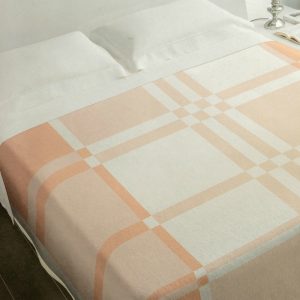 Le coperte di lana possono lavarsi in lavatrice a basse temperature e senza centrifuga.