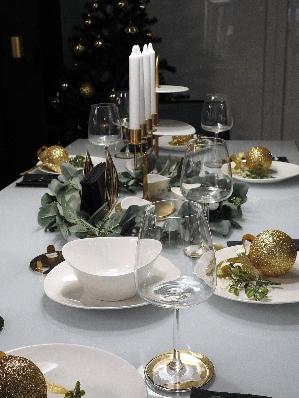 Decorare la tavola per Capodanno con i toni del dorato