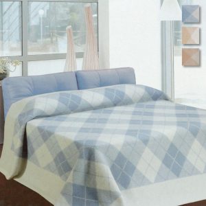 La lana è un materiale molto particolare, e consente di creare coperte invernali tanto calde quanto comode.