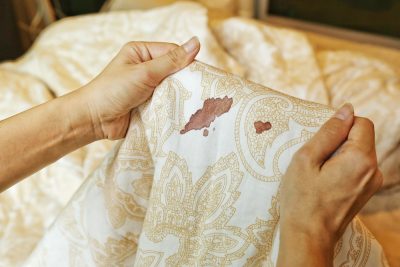 togliere le macchie di sangue secco dai tessuti